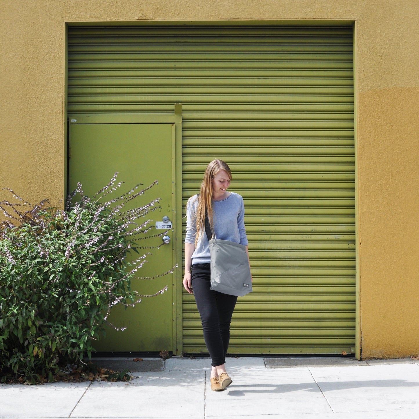grey cross body bag - flip & tumble - stylish packable travel bag for walking